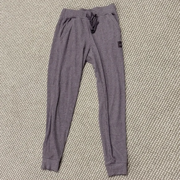 ALO Yoga Muse sweatpant in raisinette Heather - Picture 3 of 5
